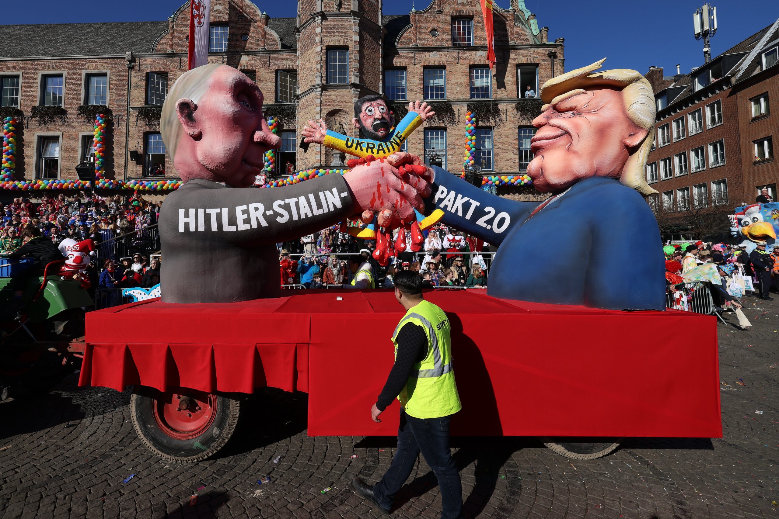 Mottowagen auf Düsseldorfer Rosenmontagszug